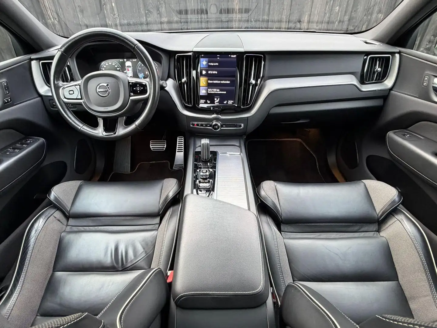 Volvo XC60 2.0 B4 R-Design| 1e eigenaar| Trekhaak| Dealer oh Wit - 2