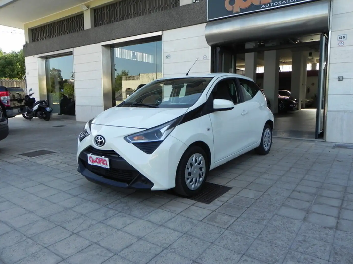 Toyota Aygo Aygo Connect 1.0 VVT-i 72 CV 5 porte x-cool Blanc - 1