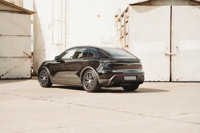 Porsche Macan view 6
