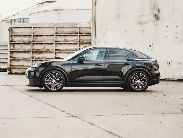 Porsche Macan view 3
