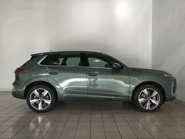 Audi Q3 view 3
