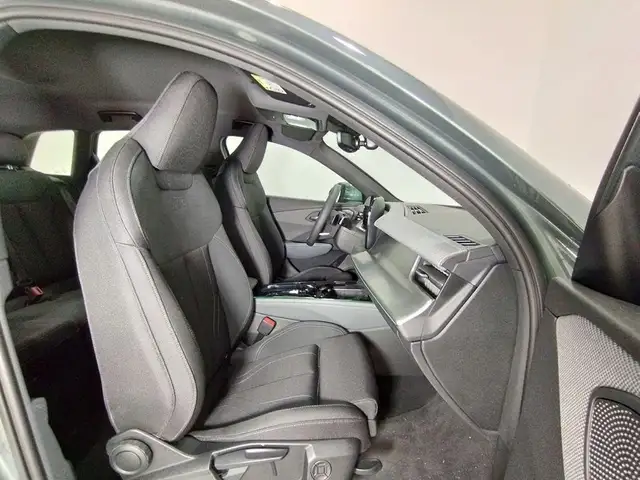 Audi Q3 view 8
