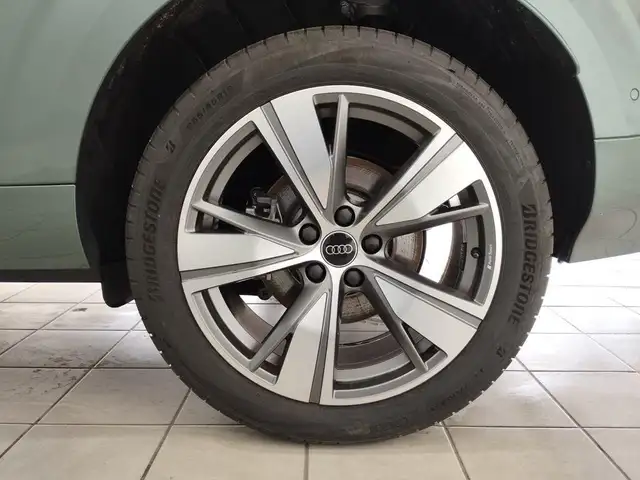 Audi Q3 view 10