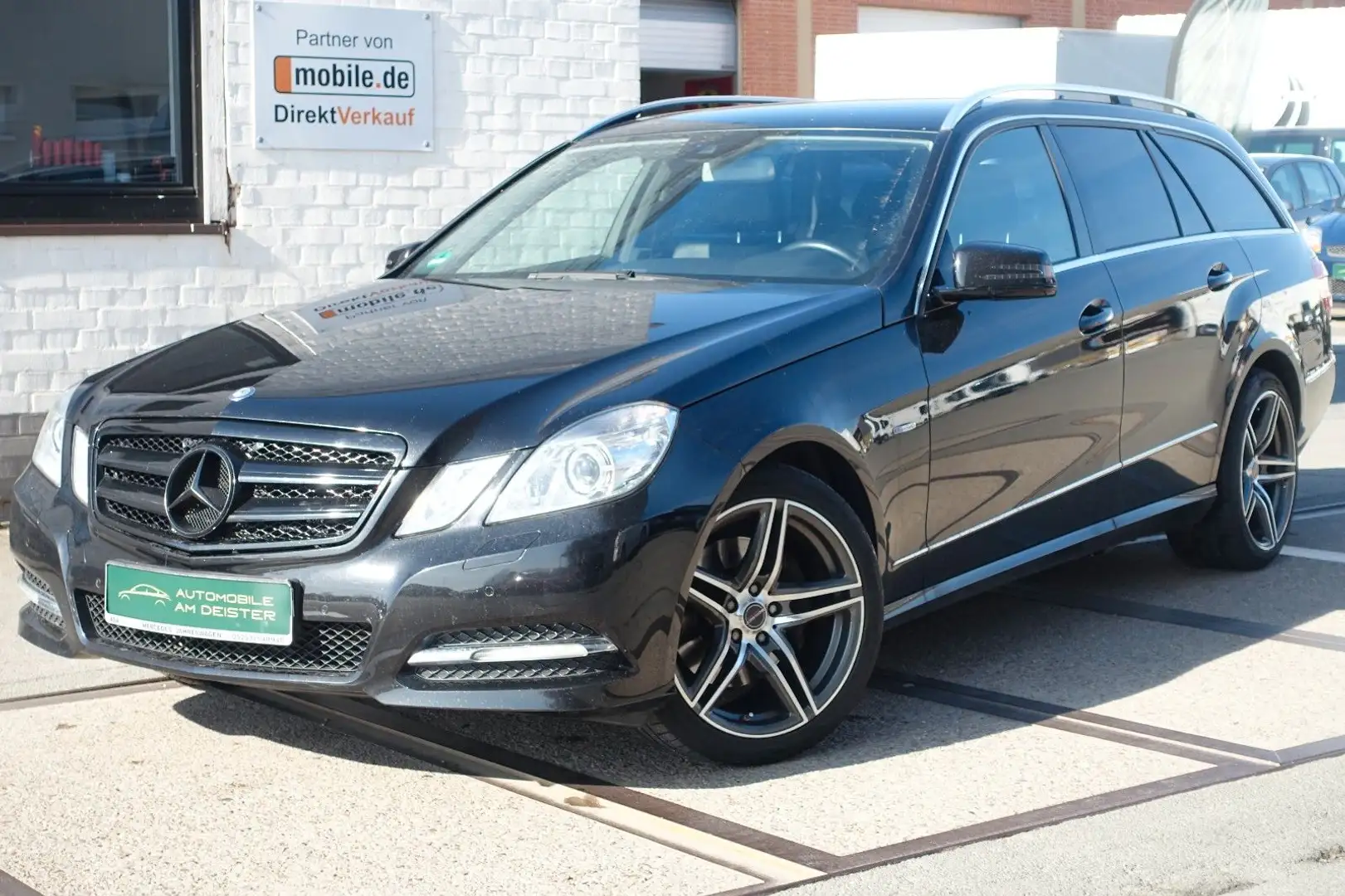 Mercedes-Benz E 250 T*AVANTGARDE*AUTOMATIK*LED*AHK*SHZ*NAVI*BC Schwarz - 2