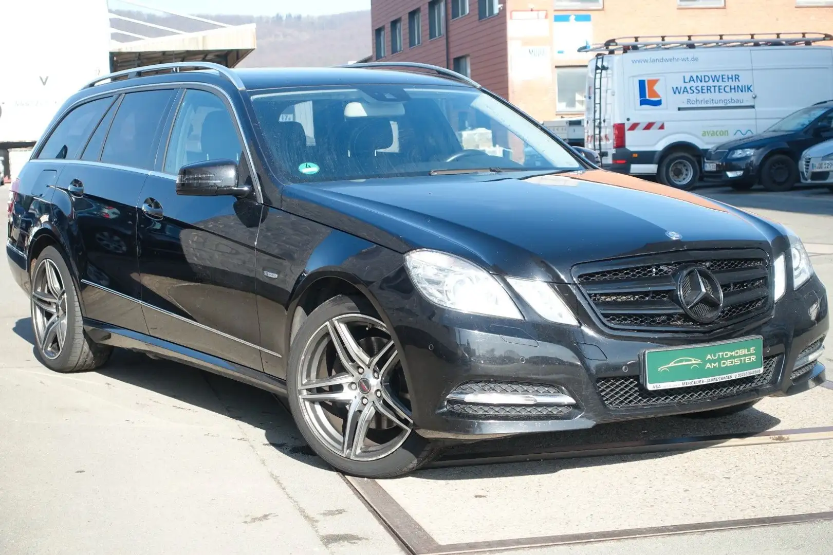 Mercedes-Benz E 250 T*AVANTGARDE*AUTOMATIK*LED*AHK*SHZ*NAVI*BC Schwarz - 1