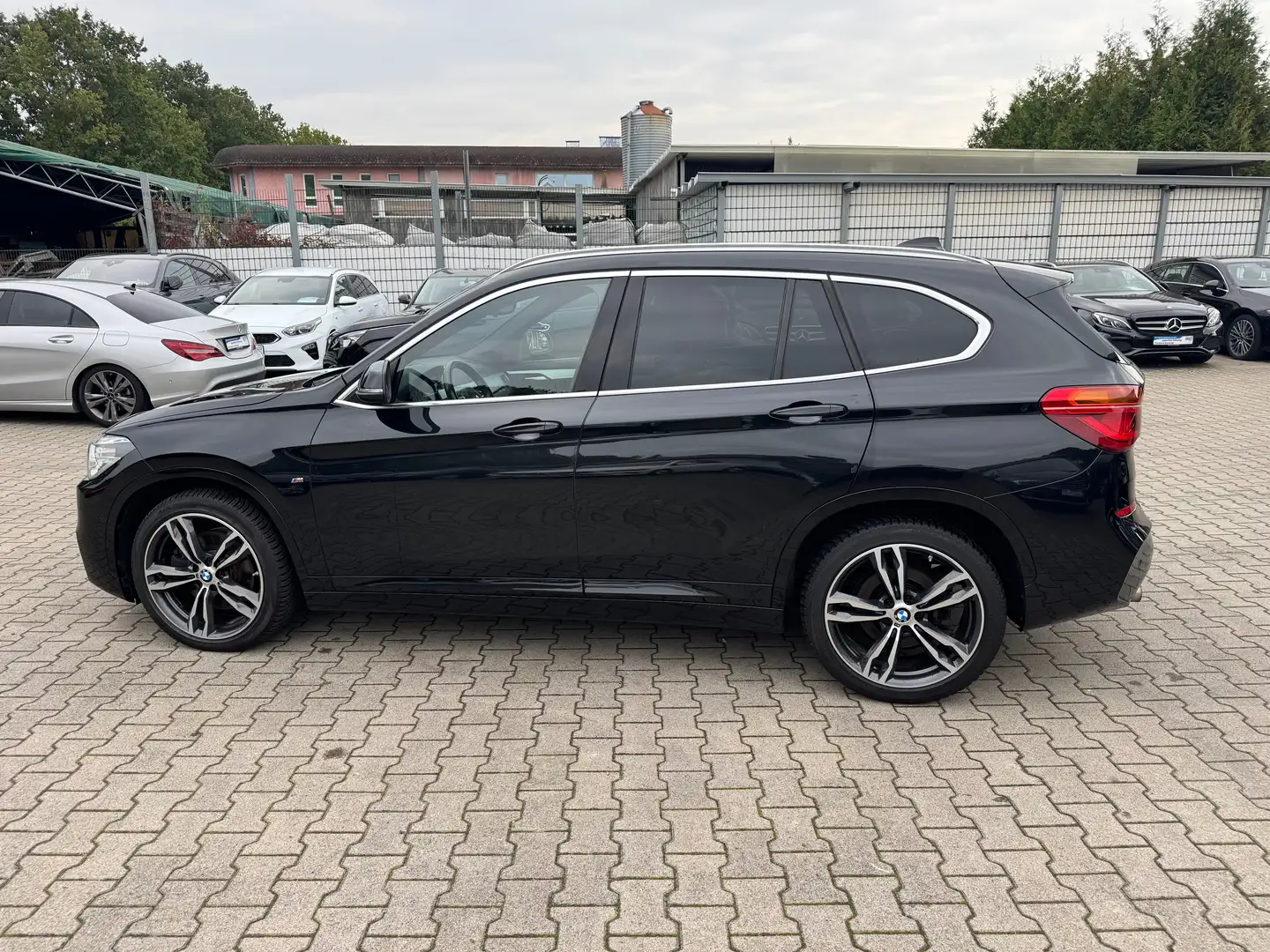 BMW X1 xDrive 20 d "M Sport Paket *PDC *RFK *HUD *NAVI Noir - 2