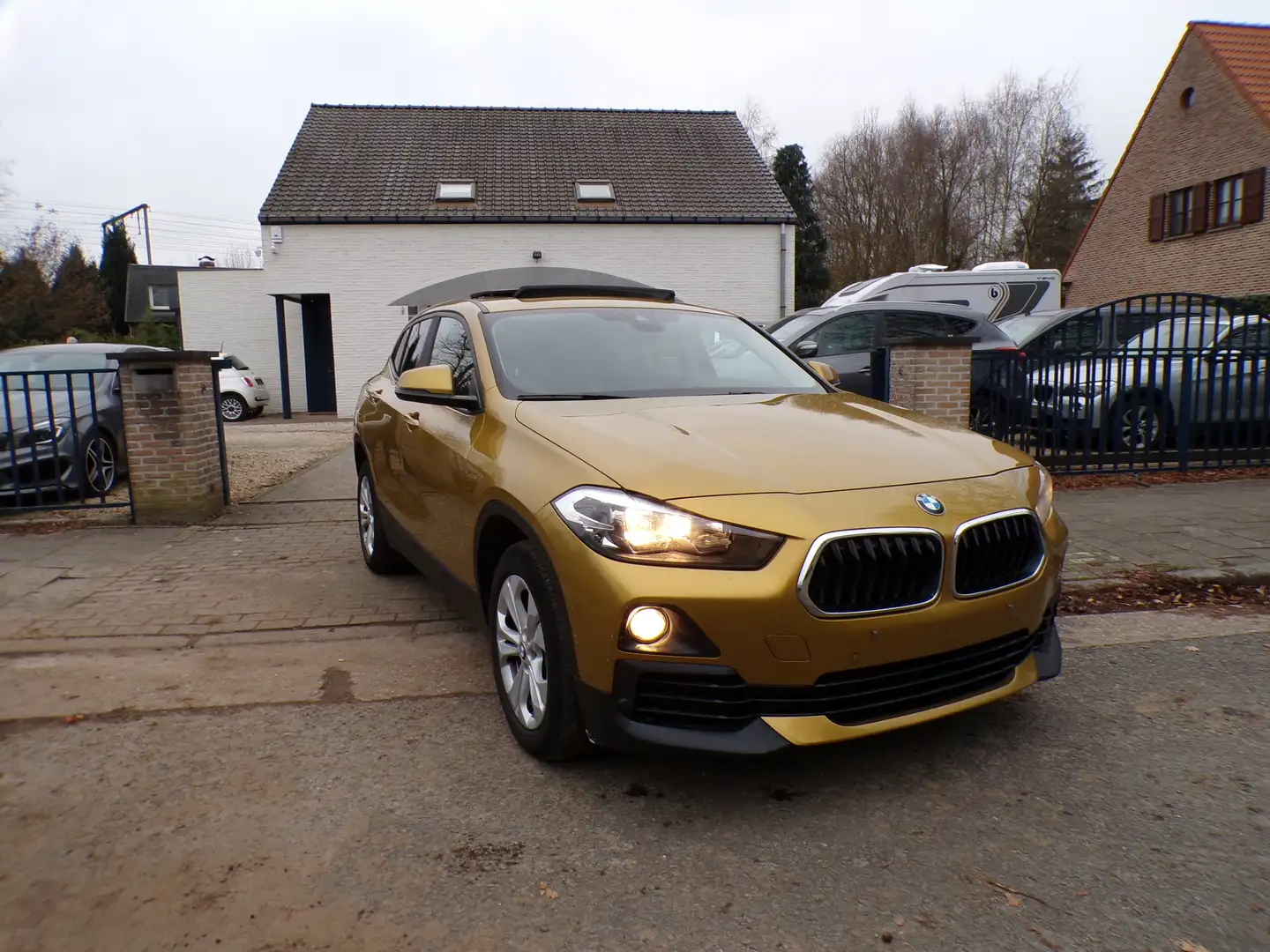 BMW X2 2.0iA xDrive Automaat/Leder/Navi/Pdc Goud - 1