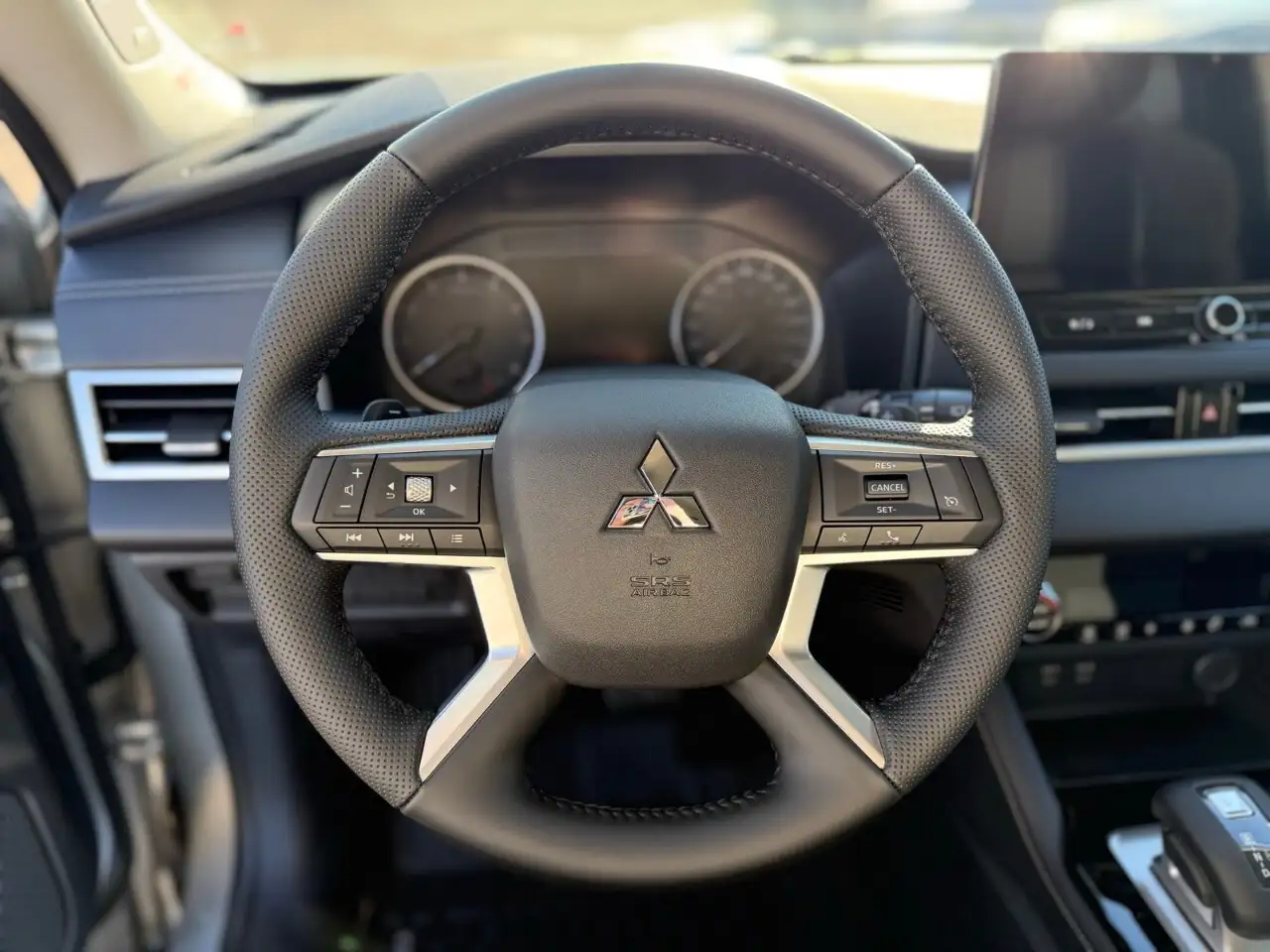 Mitsubishi Outlander снимка Mitsubishi Outlander
