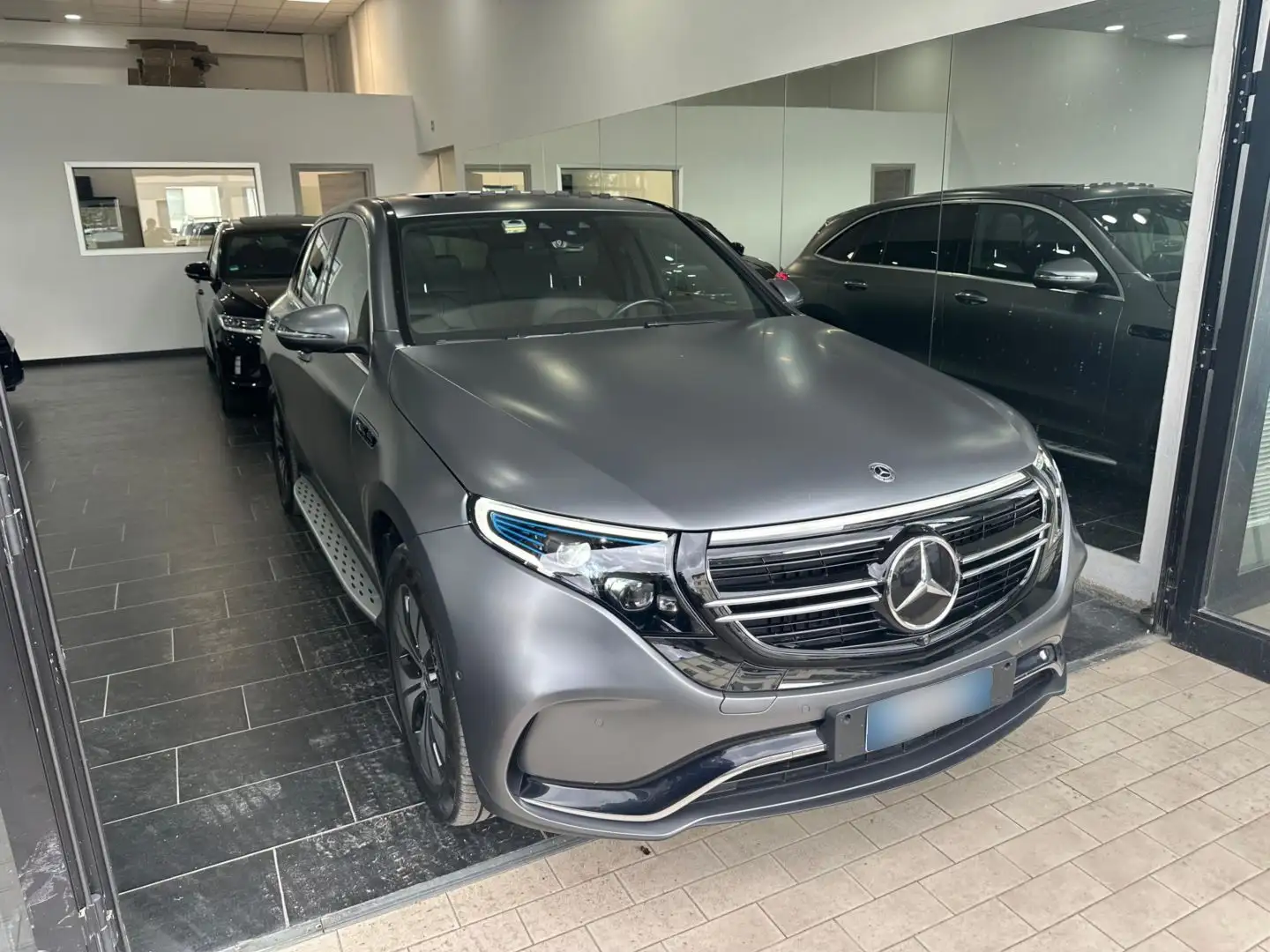 Mercedes-Benz EQC 400 400 4Matic Premium Plus AMG Cam360° Tetto Led NAVI Grigio - 2