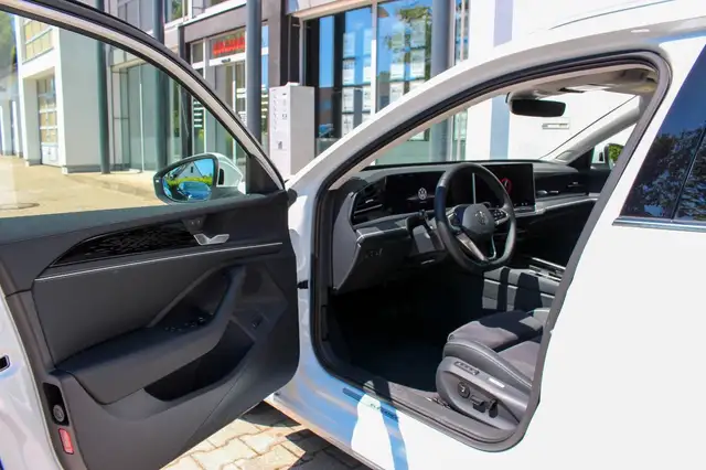 Volkswagen Passat view 9