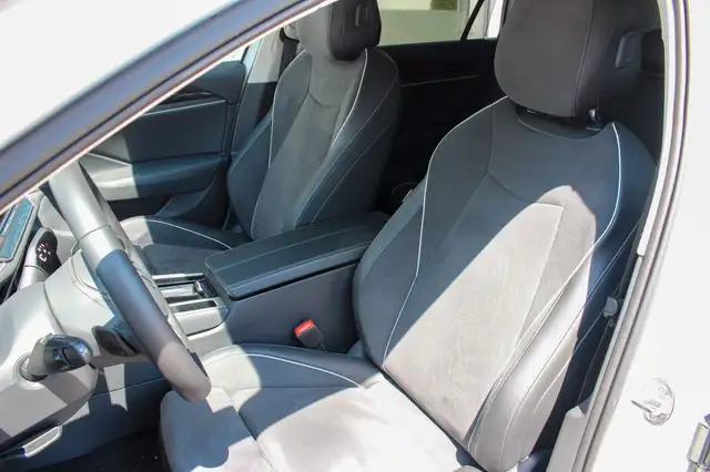 Volkswagen Passat view 11