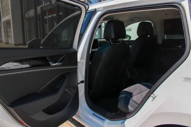 Volkswagen Passat view 13