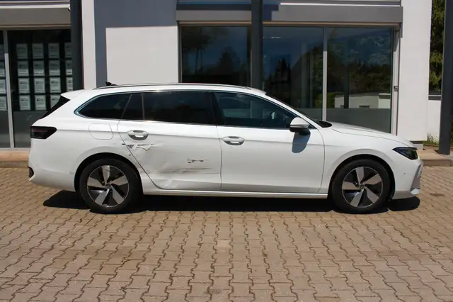 Volkswagen Passat view 4