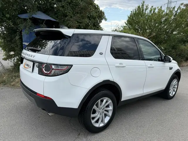 Land Rover Discovery Sport view 3