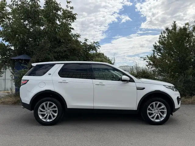 Land Rover Discovery Sport view 2