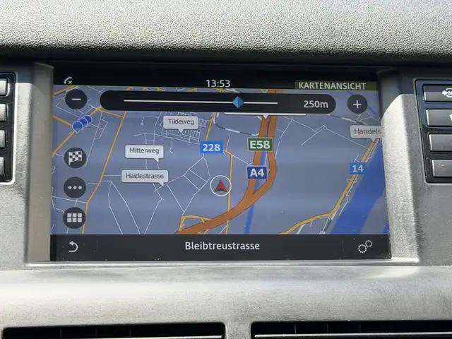 Land Rover Discovery Sport view 12