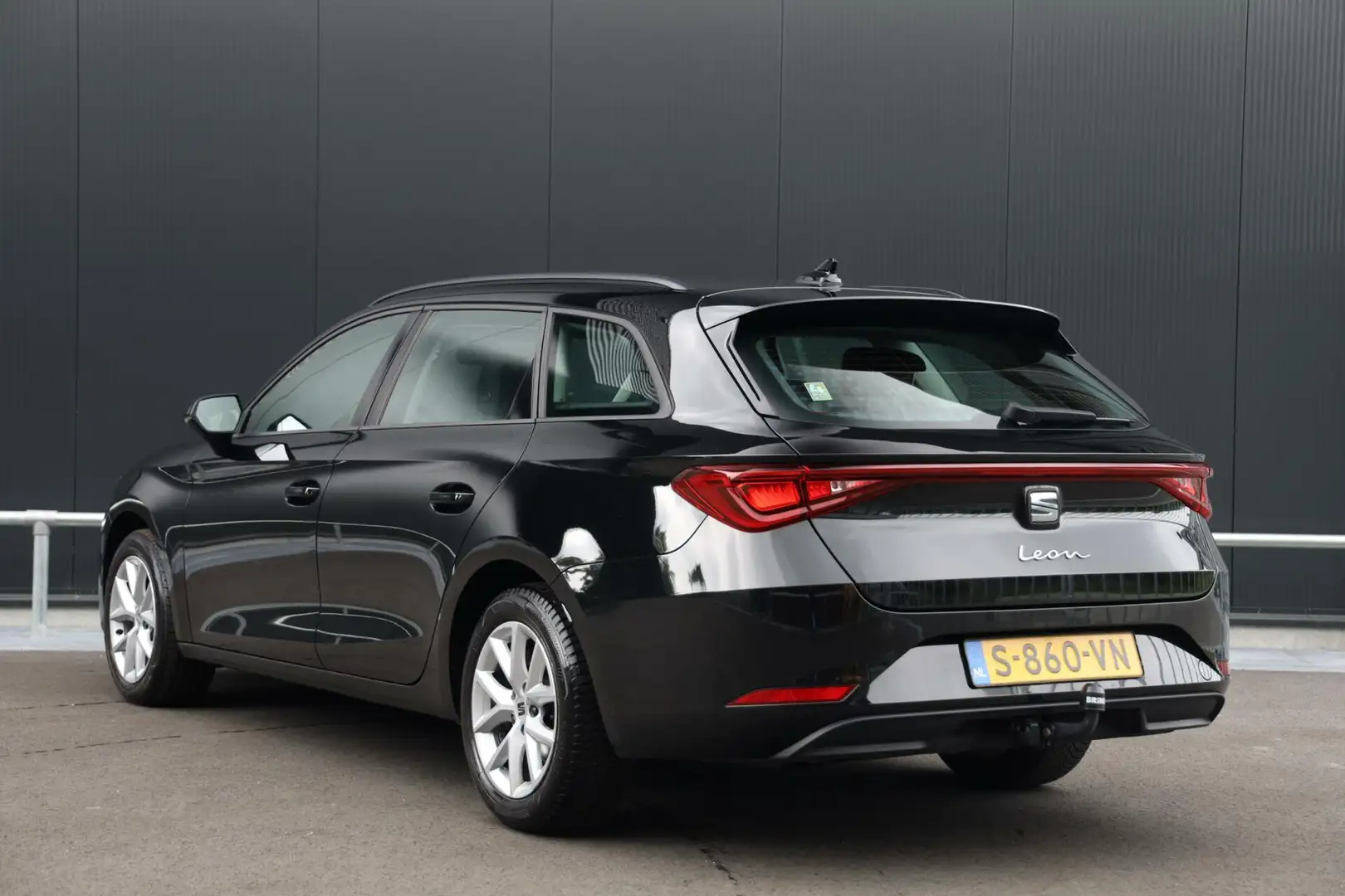 SEAT Leon Sportstourer 1.0 TSI Reference Trekhaak Fabrieksga Zwart - 2