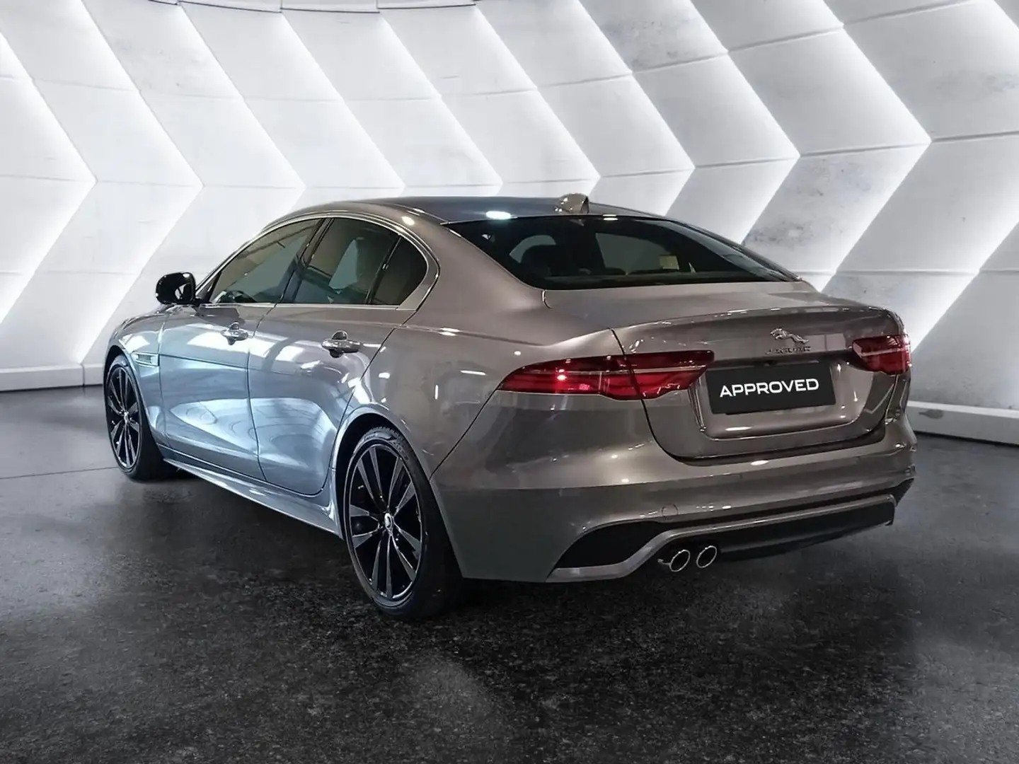 Jaguar XE 2.0D 150kW (204CV) MHEV RWD Auto R-Dyn S Grijs - 2