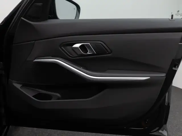 BMW 3 Series view 30