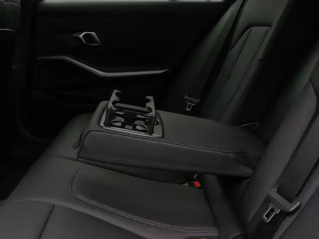 BMW 3 Series view 28
