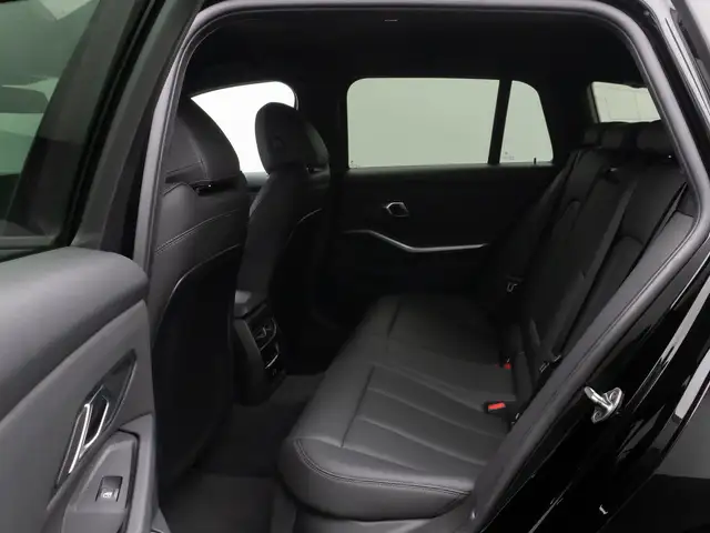 BMW 3 Series view 26