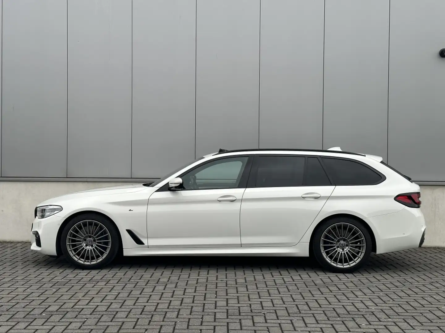 BMW 540 5-serie Touring 540i xD High Exe FULL PANO NAVI CA Wit - 2