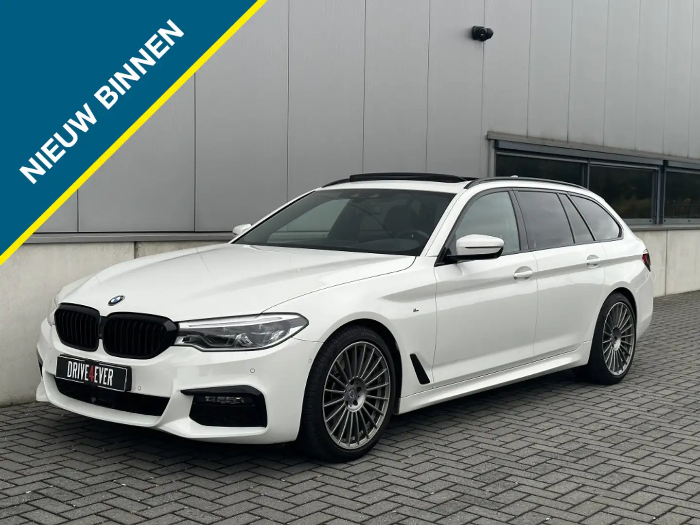 BMW 540 5-serie Touring 540i xD High Exe FULL PANO NAVI CA Wit - 1