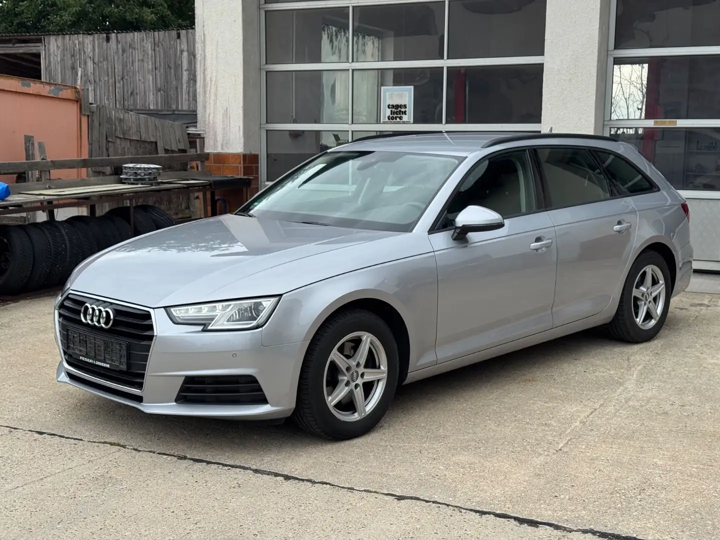 Audi A4 30 TDI S tronic Avant 1.HAND+8FACH+KAMERA Silber - 1