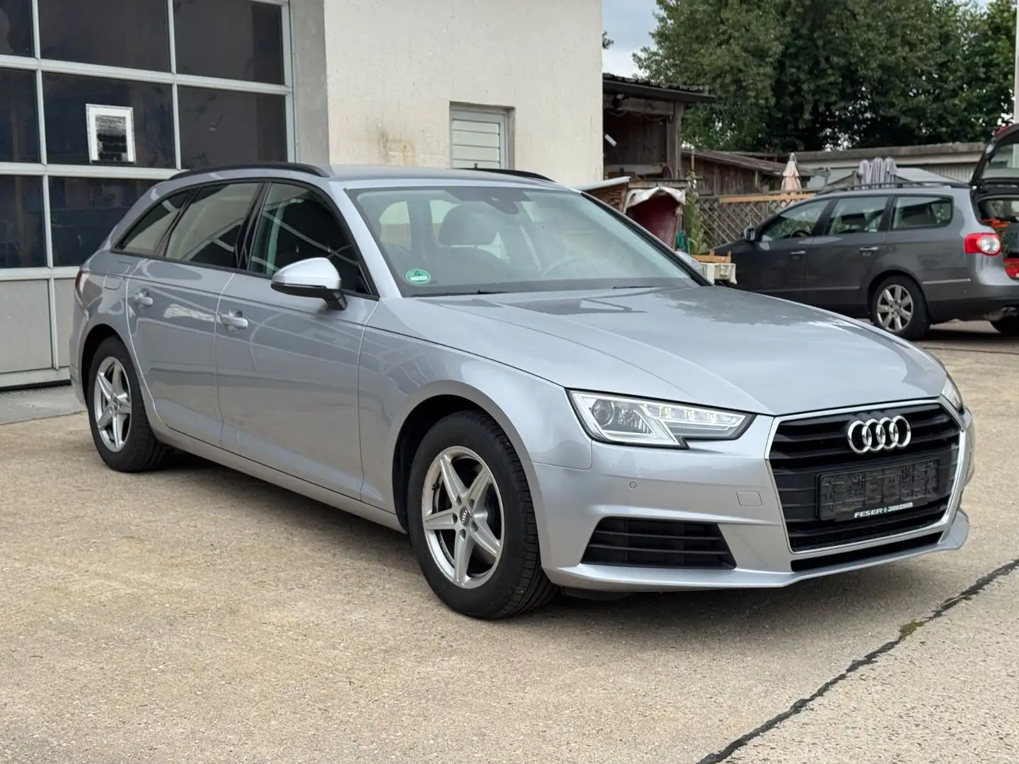 Audi A4 30 TDI S tronic Avant 1.HAND+8FACH+KAMERA Silber - 2
