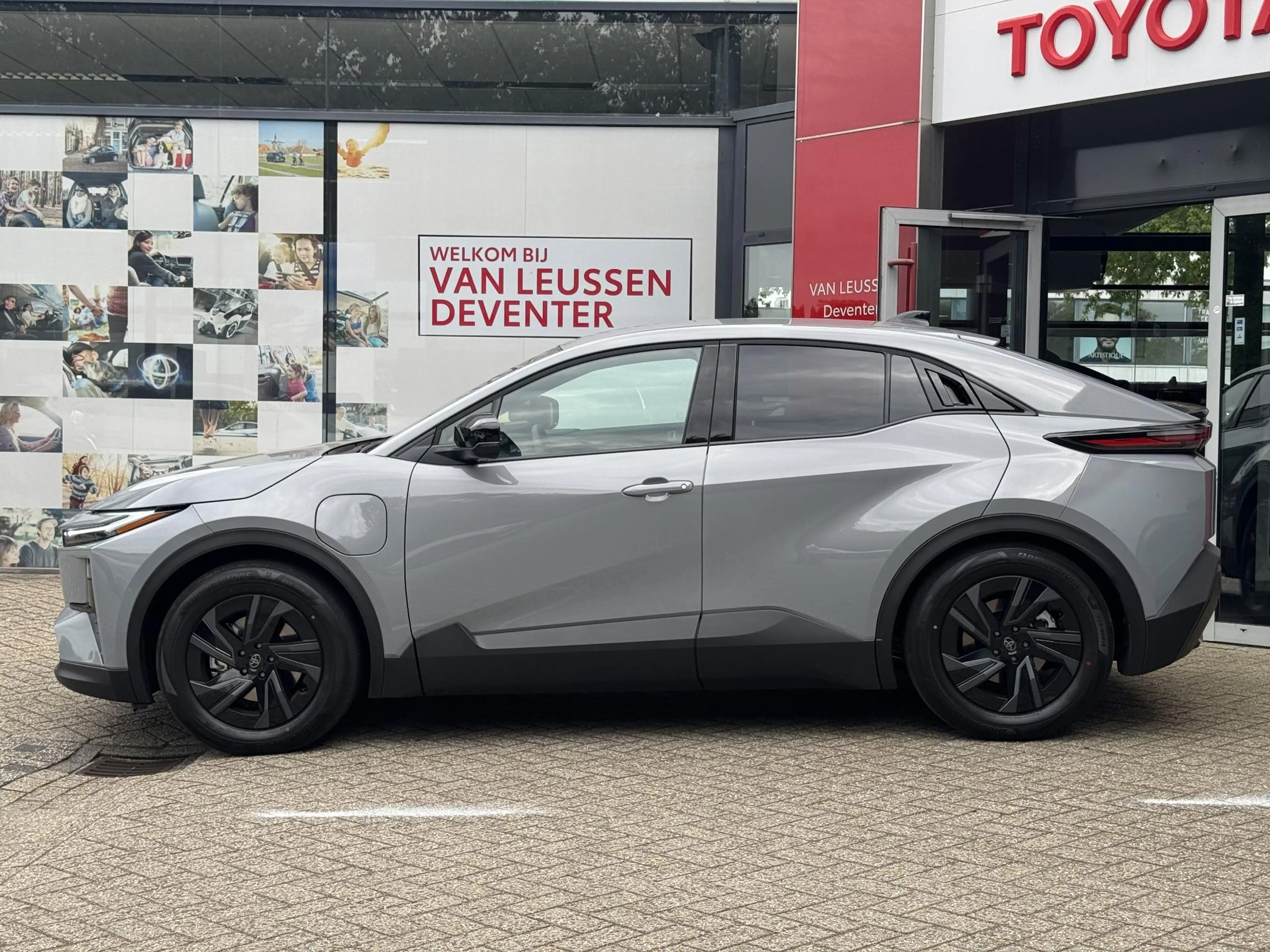 Toyota C-HR+ First Edition 77 kWh WARMTEPOMP EL-ACHTERKLEP PRIV — photo 2
