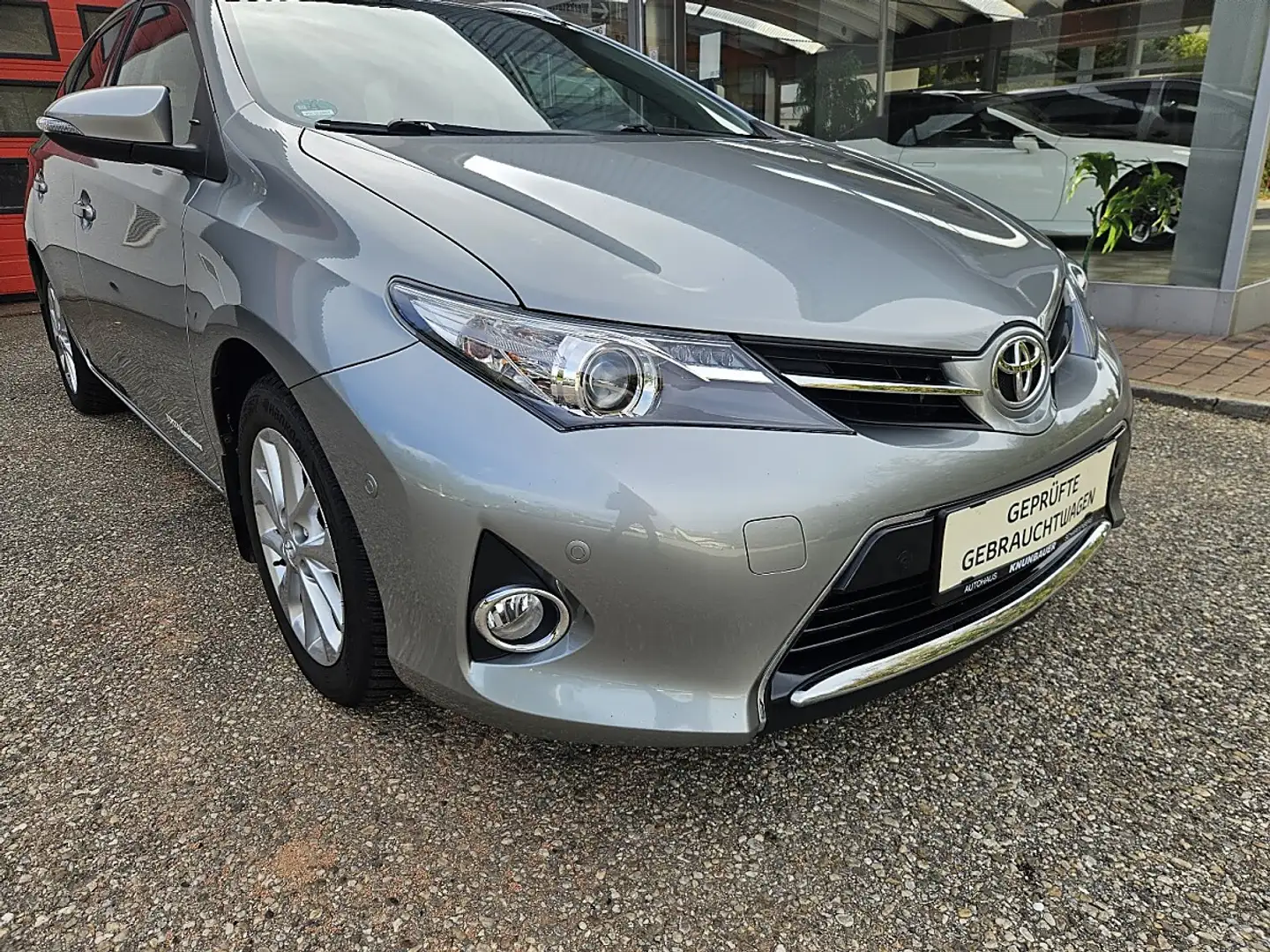 Toyota Auris TS 1,6 Valvematic Lounge Grau - 2