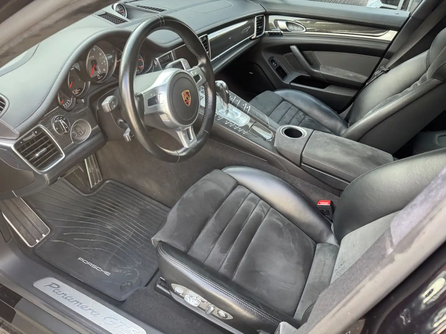 Porsche Panamera GTS Schwarz - 2