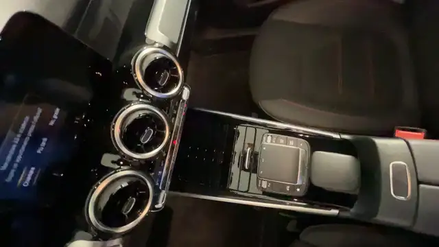 Mercedes-Benz GLB view 15