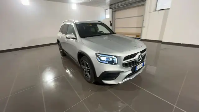 Mercedes-Benz GLB view 3