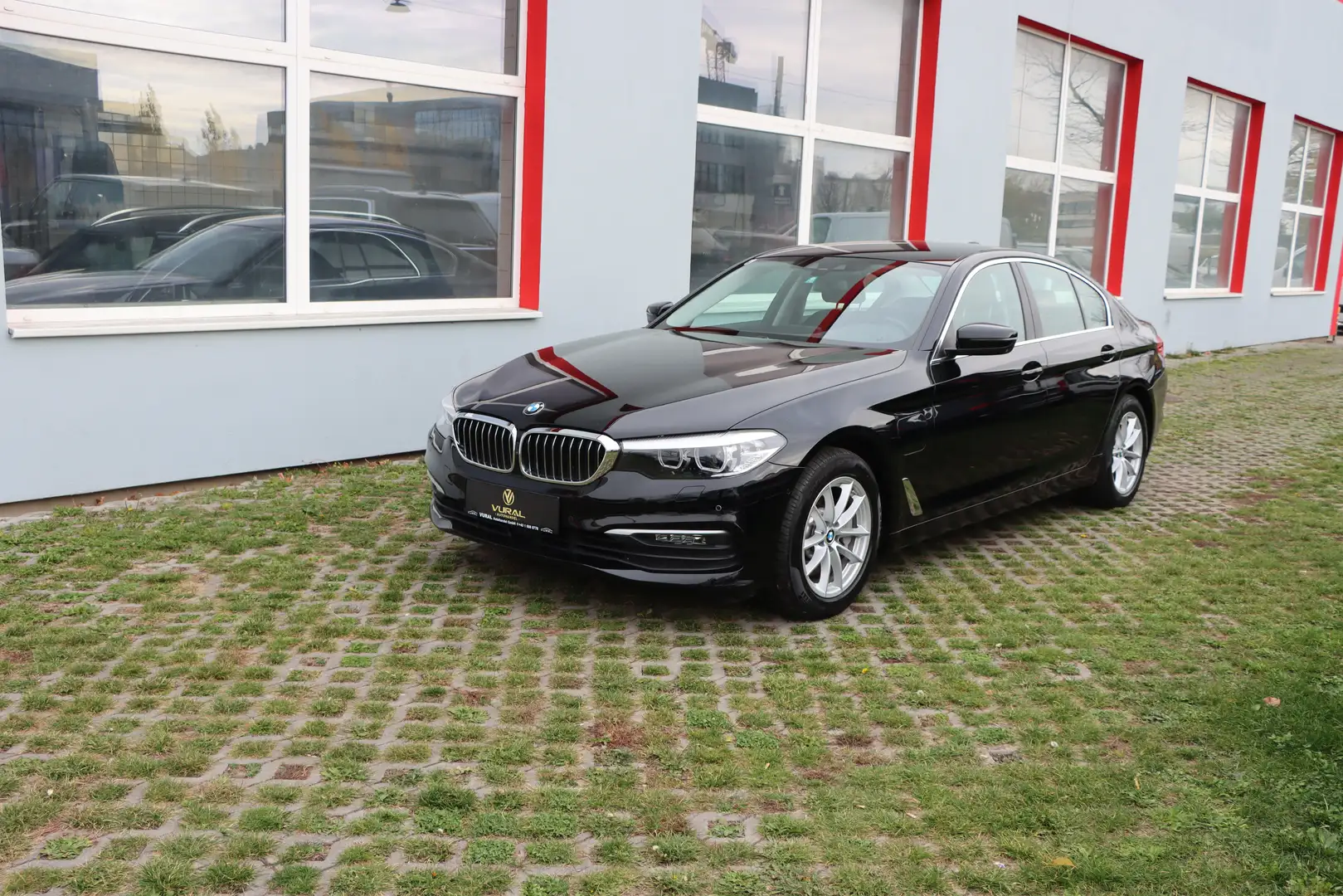 BMW 530 530 e xDrive Schwarz - 2