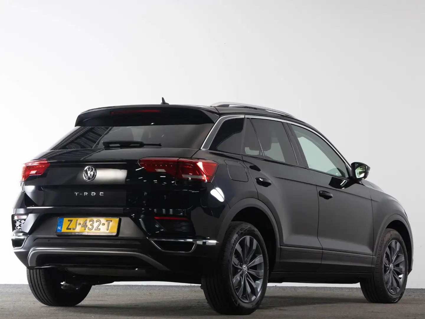Volkswagen T-Roc 1.0 TSI 115 pk Style | LED | Panoramadak | Navigat Zwart - 2