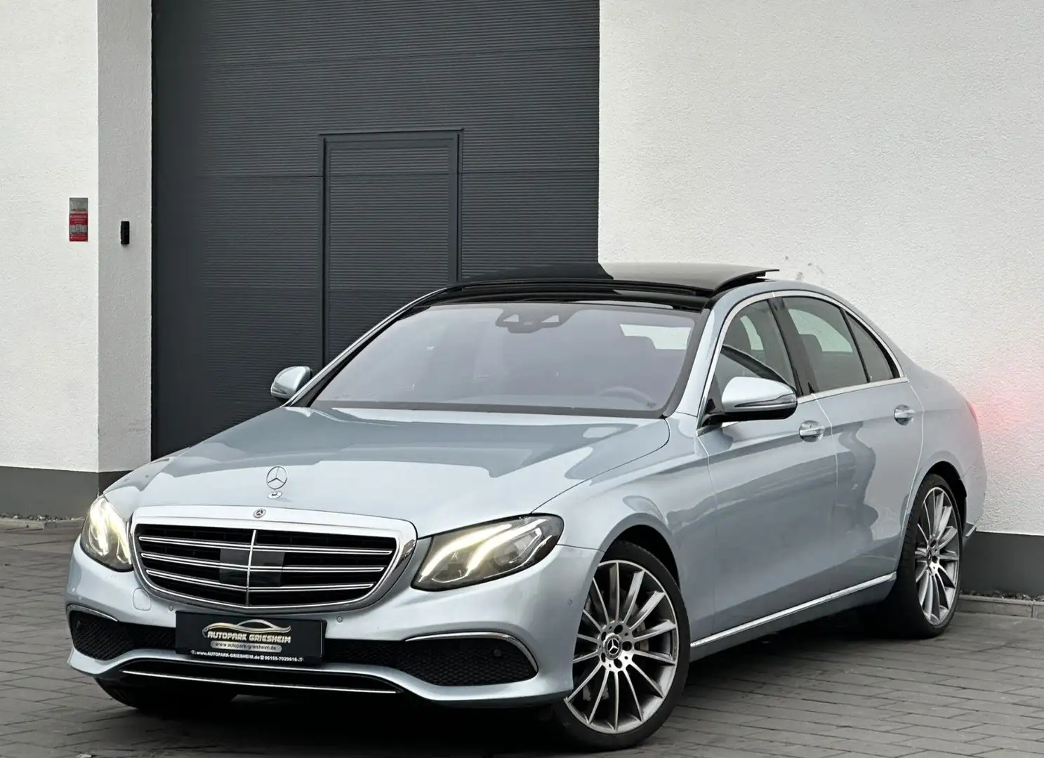 Mercedes-Benz E 400 4M*AMG*LUXURY*PANO*DIS+*COMAND*KAMERA Argent - 1