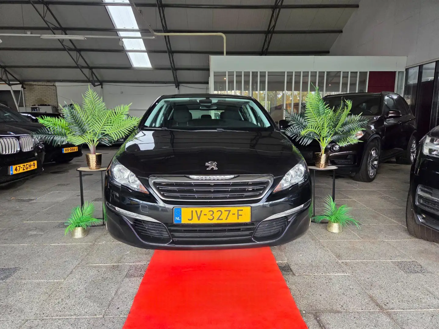 Peugeot 308 1.2 Shine 5DR NAVI! 2016 Schwarz - 1