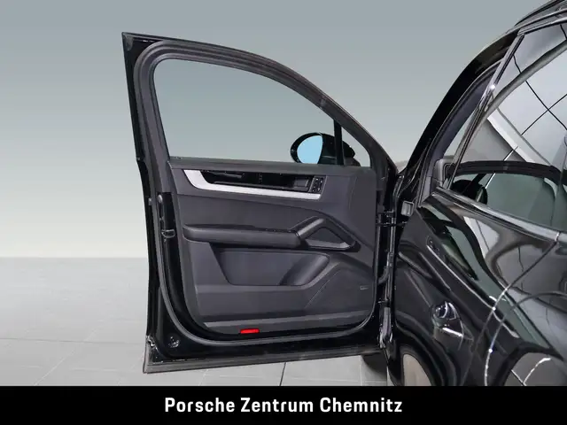 Porsche Cayenne view 10