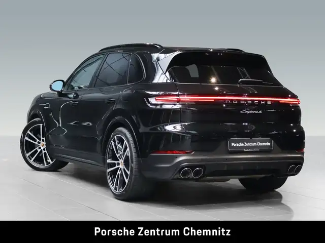 Porsche Cayenne view 3