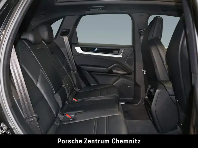 Porsche Cayenne view 8