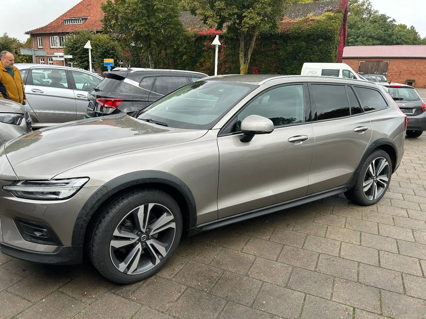 Volvo V60 Cross Country Pro AWD Grau - 2