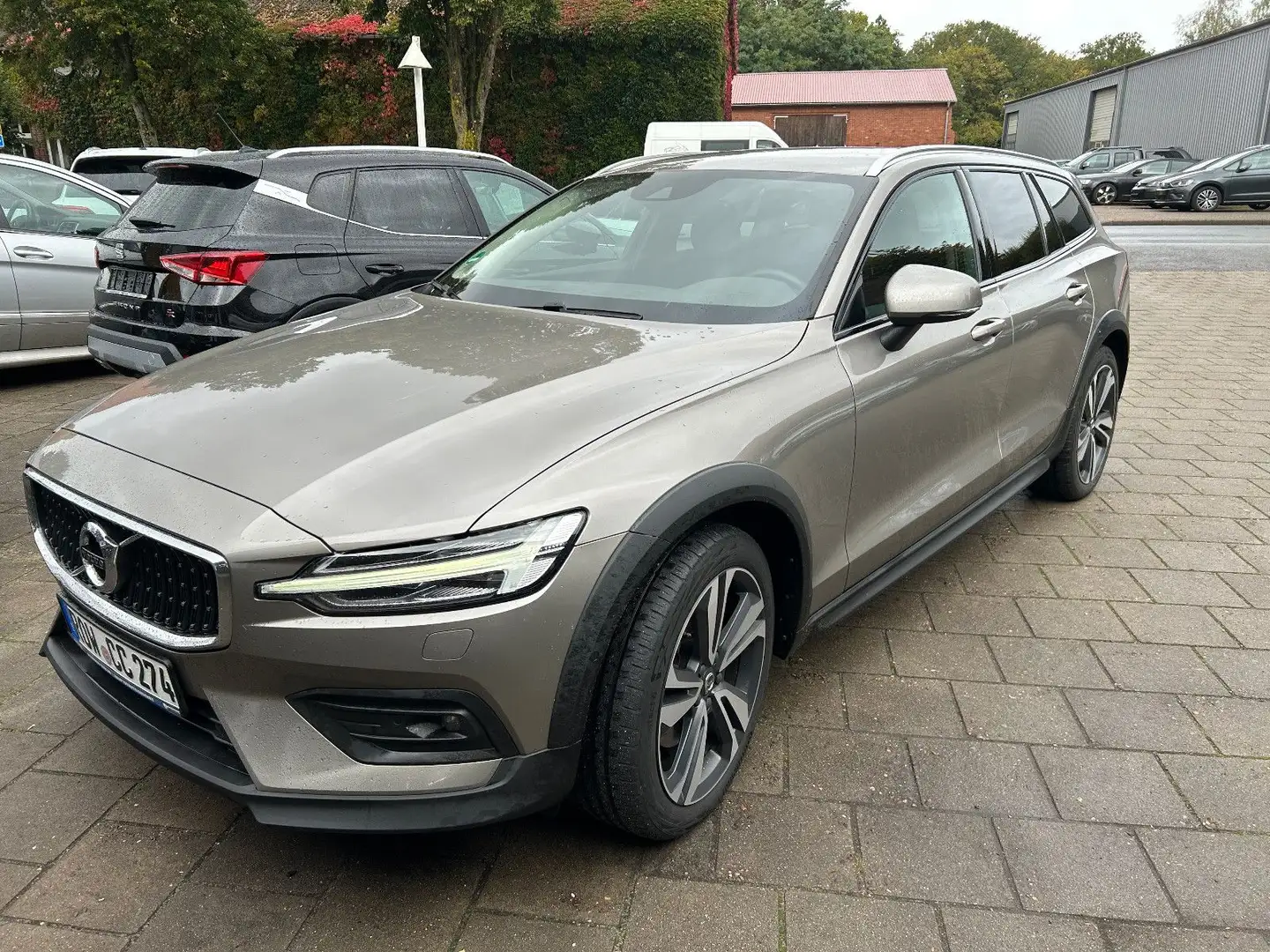 Volvo V60 Cross Country Pro AWD Grau - 1