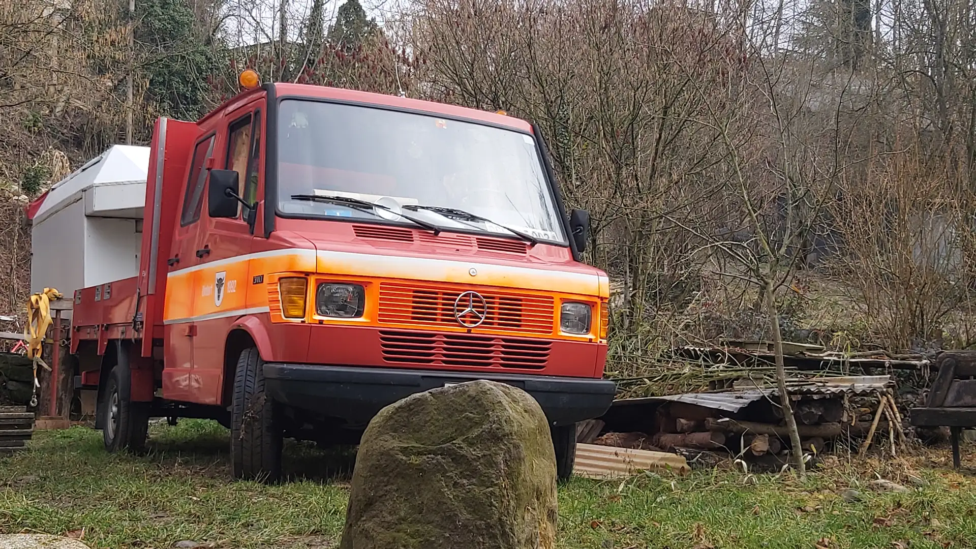 Mercedes-Benz 210/310 Rojo - 1