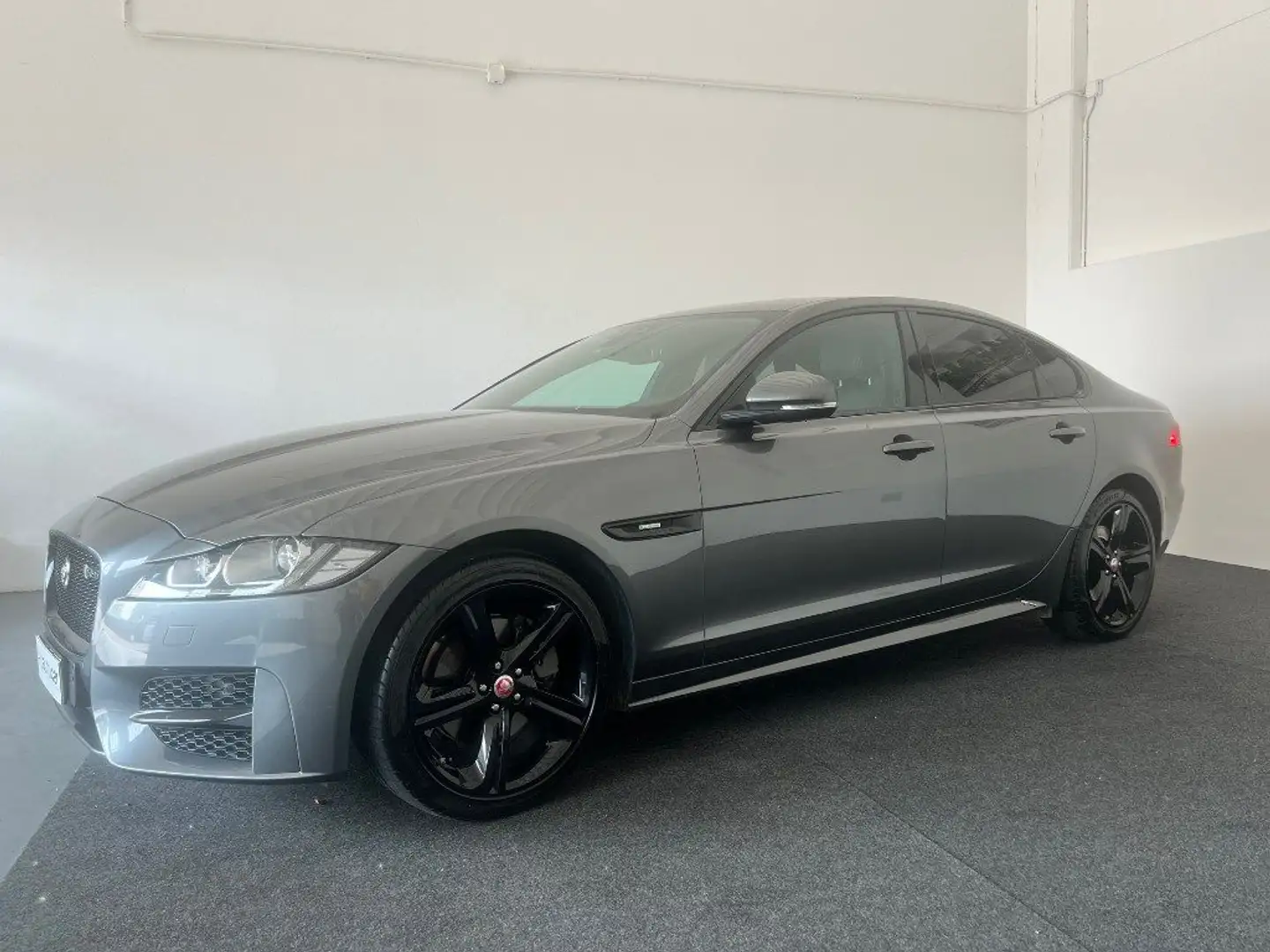 Jaguar XF 2.0 D 240 CV AWD aut. R-Sport Grigio - 2
