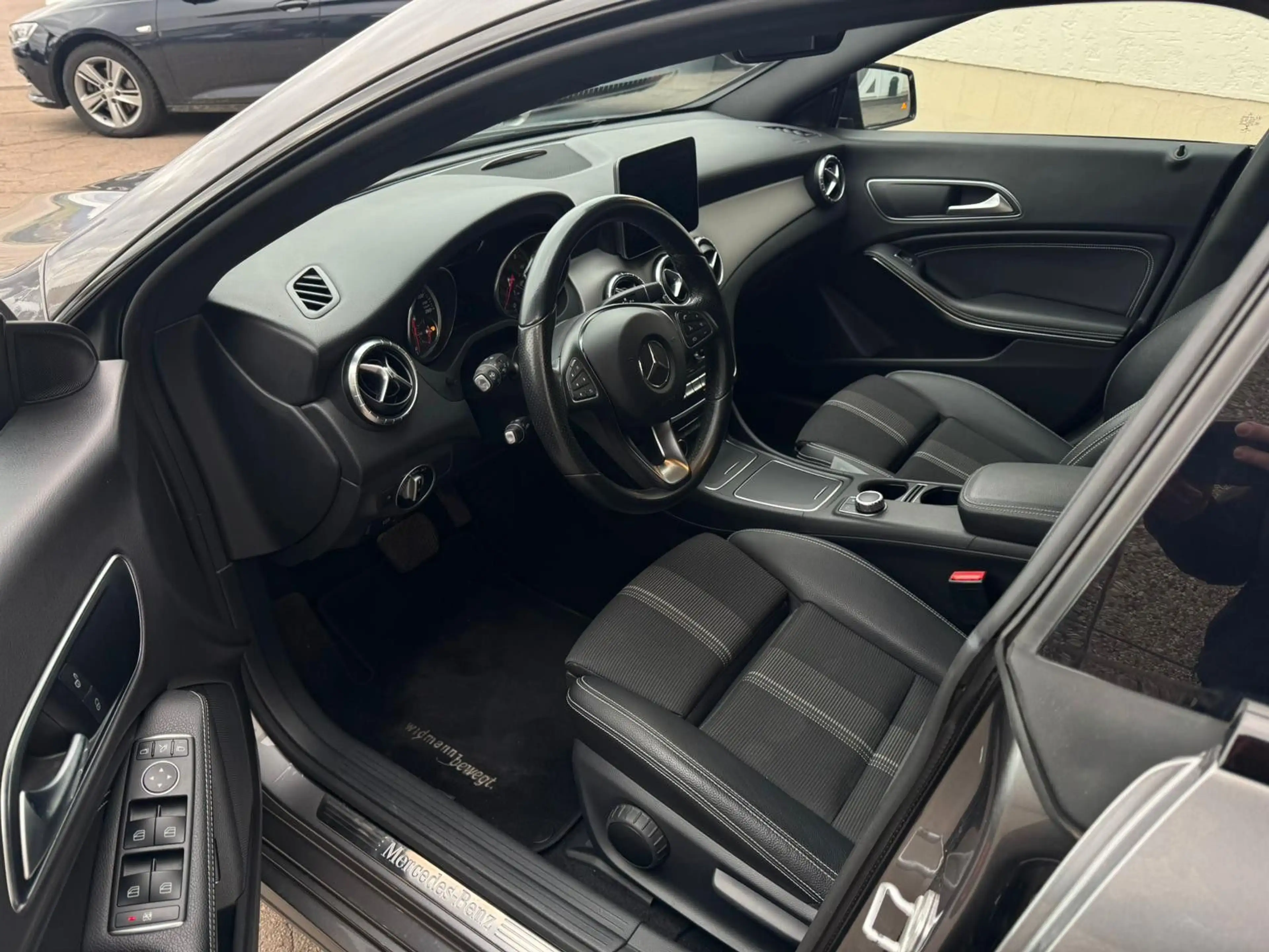 Mercedes-Benz CLA 220 CLA220 SB Urban 7G 18" LED KAMERA AMBIENTE NIGHT — photo 12