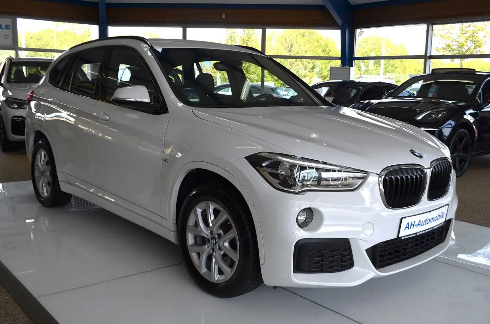 BMW X1 sDrive 20 i M Sport AUTOMATIK / XENON / NAVI Weiß - 2