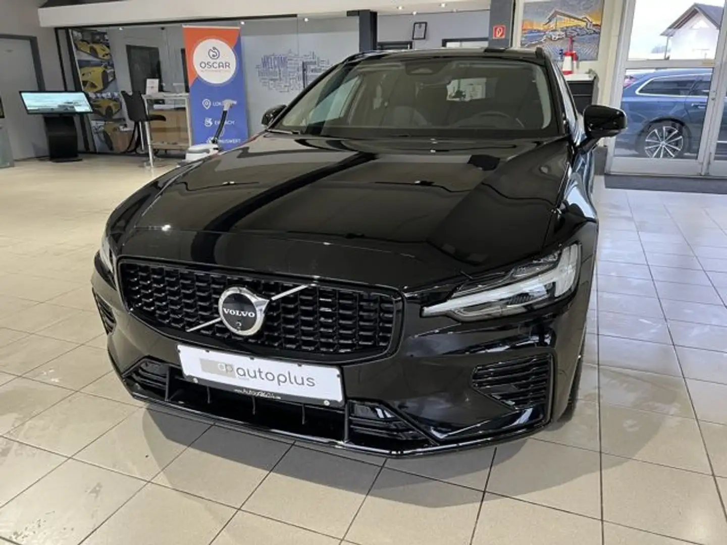 Volvo V60 T6 Plus Dark Recharge AWD ACC BLIS HeadUp Zwart - 2