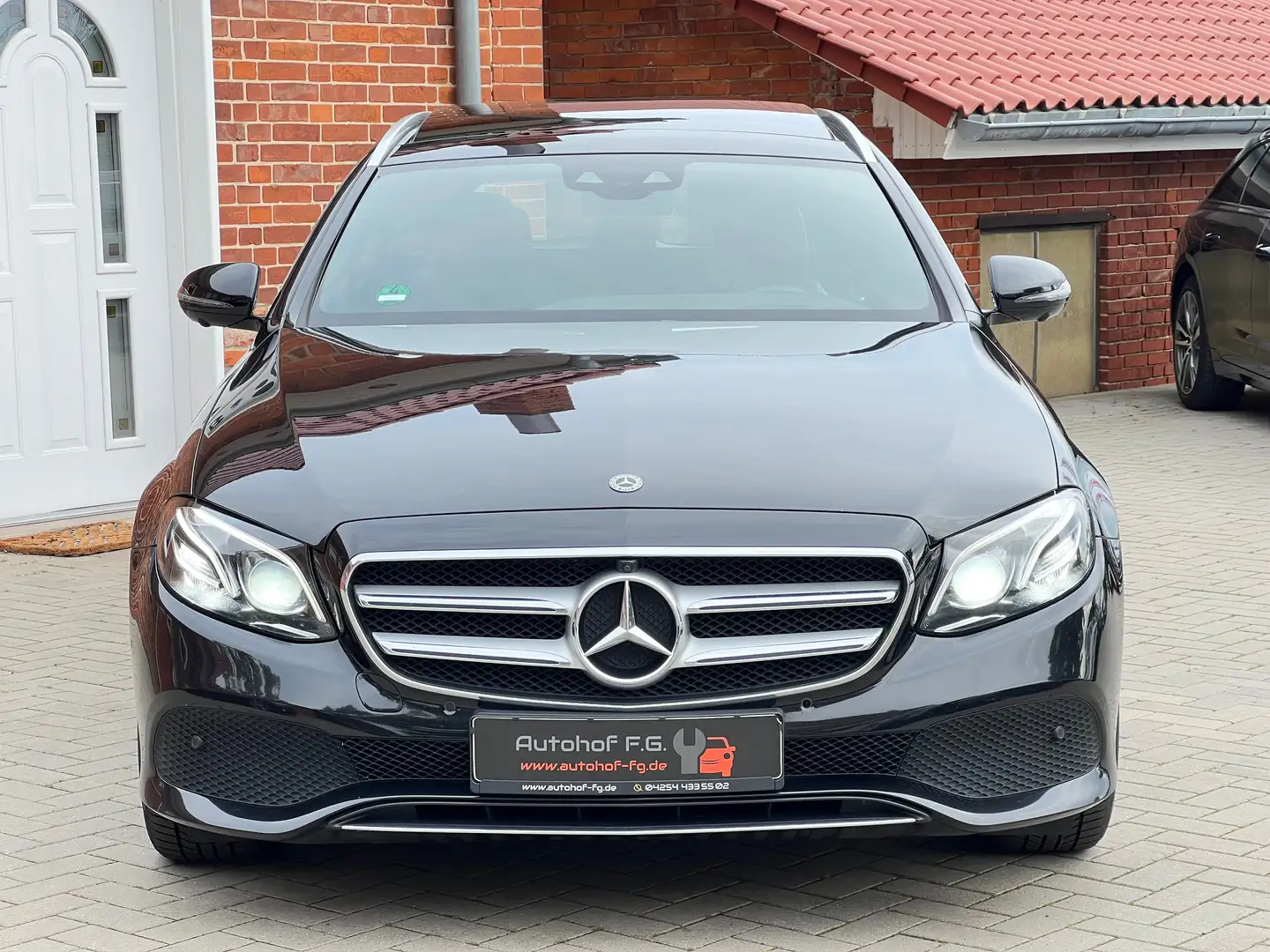 Mercedes-Benz E 220 E -Klasse T-Modell 4Matic*AHK/PANO/KAMERA/CARPLAY* Schwarz - 2