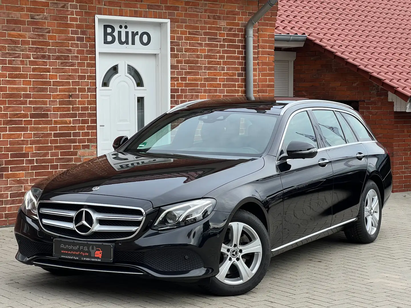 Mercedes-Benz E 220 E -Klasse T-Modell 4Matic*AHK/PANO/KAMERA/CARPLAY* Schwarz - 1